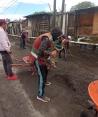Trabajadores de Nezahualcóyotl al limpiar calle afectada, ayer.&nbsp;