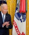 El presidente Joe Biden, en una ceremonia en la que entregó medallas a descendientes de militares, ayer.