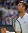 Novak Djokovic celebra junto con la afición de Wimbledon el pase de Inglaterra a las semifinales de la Eurocopa