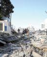 Palestinos inspeccionan los daños en un barrio de la Franja de Gaza, ayer.