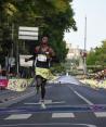 El keniata Fredrick Yeko cruzó la meta del Medio Maratón de la CDMX en el primer lugar.