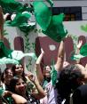 Feministas celebran frente al Congreso de Puebla la despenalización del aborto en la entidad, ayer.