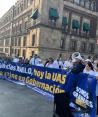 Maestros y estudiantes de la Universidad Autónoma de Sinaloa (UAS) se manifestaron ayer en el Zócalo de CDMX
