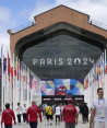 La gente camina frente a la cantina de la Villa Olímpica, en los Juegos Olímpicos de Verano de 2024