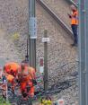 Trabajadores laboran en la zona de trenes que fue vandalizada en Croisilles, al norte de Francia, ayer.