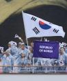 La embarcación que traslada al equipo de Corea del Sur recorre el río Sena durante la ceremonia de inauguración de los Juegos Olímpicos de París 2024