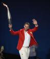 Rafael Nadal con la antorcha olímpica durante la ceremonia inaugural de París 2024.