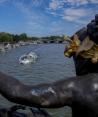 Una barcaza surca por el río Sena frente al puente Alexandre III durante los Juegos Olímpicos de París 2024