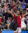 Rafael Nadal se despide de la afición, ayer, tras su caída con Carlos Alcaraz en dobles.