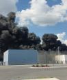 Incendio consume fábrica de Santa Catarina la tarde de este lunes.