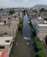 Una lancha transporta a vecinos de Chalco por la inundación, ayer.