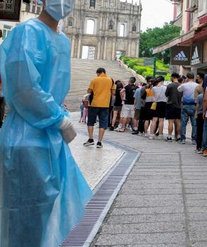 Personas hacen fila para realizarle la prueba de COVID-19 en Macao, China.
