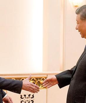 El secretario de Estado de EU (izq.) con el presidente de China, Xi Jinping, ayer, en Beijing.
