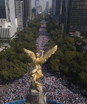 Manifestantes formarán "marea rosa" en el Zócalo y en otras 80 ciudades de México y EU.