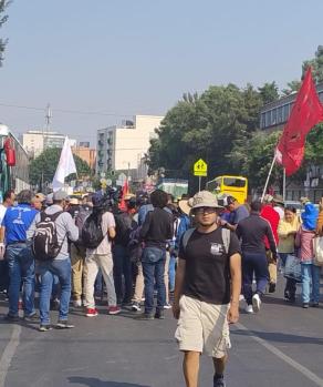 Marcha de integrantes de maestros de la CNTE rumbo al Zócalo.