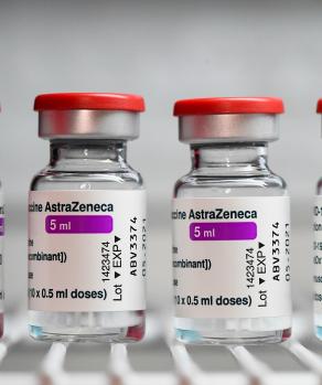 Detienen comercialización de la vacuna contra COVID-19 de AstraZeneca.