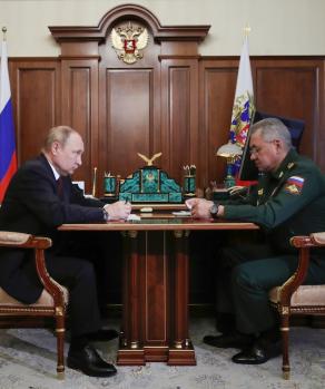 El presidente ruso, Vladimir Putin, se reúne con su ministro de Defensa, Sergi Shoigu, para analizar cómo van los objetivos previstos en territorio ucraniano, ayer.