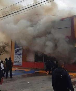 Comercios y tiendas de conveniencia fueron quemados por grupos armados durante la jornada de violencia registrada el jueves en Ciudad Juárez.