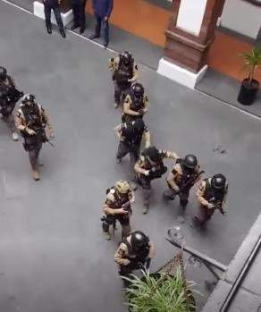 Policías de Investigación ingresaron armados a varias oficinas de la sede del Ayuntamiento de Toluca, ayer.