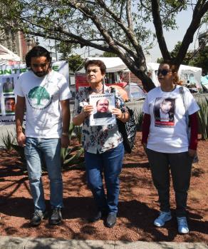 El pasado sábado, familiares de desaparecidos realizaron una protesta pacífica luego de que un día antes fueran retirados cuatro memoriales instalados frente a Palacio Nacional.