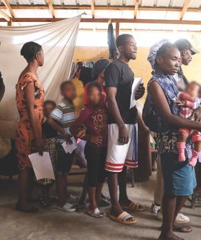 Desplazados buscan atención médica en clínicas móviles el pasado 26 de marzo.