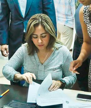 Lucía Meza, al presentar la denuncia contra José Ortiz, el pasado lunes.