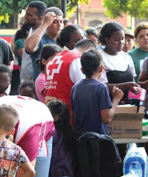 Personal de Cruz Roja atiende a migrantes en Juchitán, el miércoles.