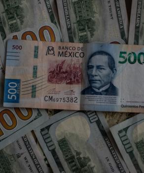 Imagen ilustrativa de un billete de 500 pesos y dolares.