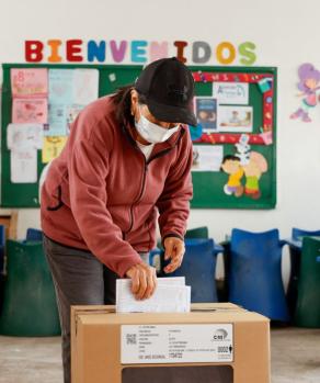 Ecuatorianos salen a votar en el referendo impulsado por el presidente Daniel Noboa.