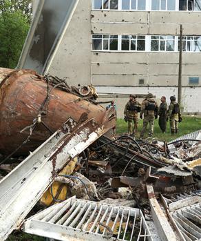 Tropas ucranianas muestran una torre de TV derribada por el rival, ayer.