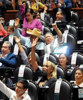 Diputados de Morena, tras avalar la reforma del fondo de pensiones, el lunes.