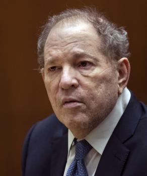 Un tribunal anuló la condena de 23 años de Harvey Weinstein por error en el proceso