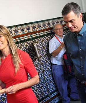 El mandatario Pedro Sánchez acompaña a su esposa, Begoña Gómez, en la jornada electoral del 2023.