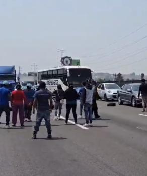 Bloquean autopista México-Puebla.