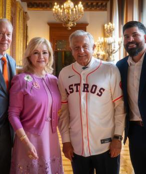El Presidente López Obrador se reunió con equipos de béisbol.