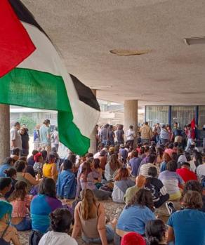 Alumnos de la UNAM alistan campamento por Palestina Libre en CU.