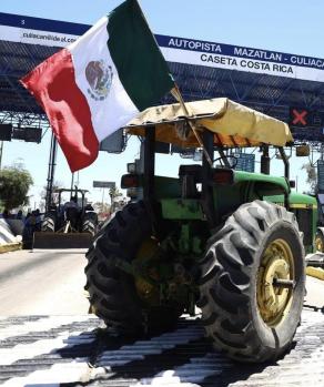 Los campesinos bloquean la caseta en Mazatlán con sus tractores, ayer.