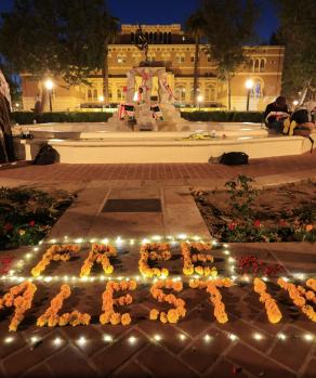 Con flores y luces, universitarios exigen detener la guerra en Gaza.