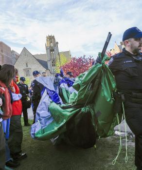 Policías retiran tiendas de campaña en la Universidad de Wisconsin, ayer.