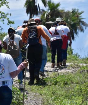 Mujeres buscadoras realizan trabajos de campo en Guerrero, en 2023.
