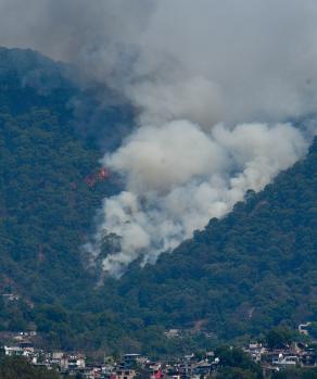 Las llamas en Valle de Bravo iniciaron el pasado domingo y ayer continuaban.