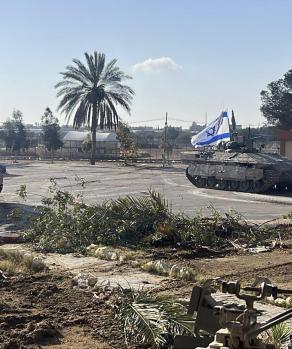 Tanques militares con la bandera israelí vigilan el cruce fronterizo que limita con Egipto, ayer.