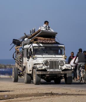 Residentes gazatíes continúan movilizándose lejos de Rafah tras el operativo israelí en la zona, ayer.