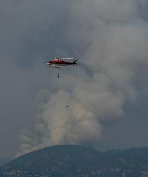 Trabajos para sofocar los incendios que se presentan en Valle de Bravo el pasado 6 de mayo