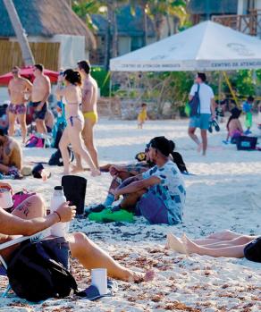 Turistas disfrutan del sol en Playa del Carmen, Quintana Roo el pasado 4 de mayo.