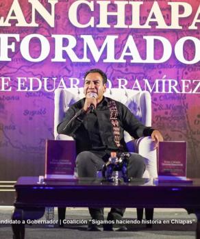 Eduardo Ramírez Aguilar presenta su libro "Plan Chiapas Transformador" en la Universidad Autónoma de Chiapas.