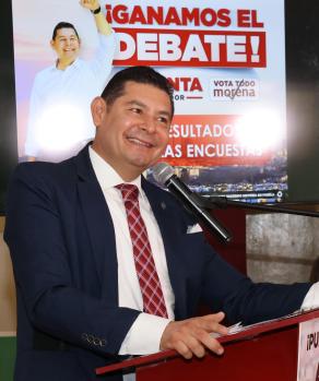 Alejandro Armenta promete ser un gobernador justo durante una rueda de prensa en Puebla.