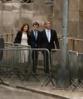 El exabogado Michael Cohen (corbata azul claro) al salir del Tribunal de Manhattan.