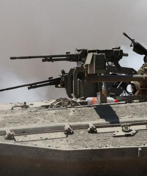 Soldados israelíes disparan desde un tanque cerca de la frontera con Gaza.