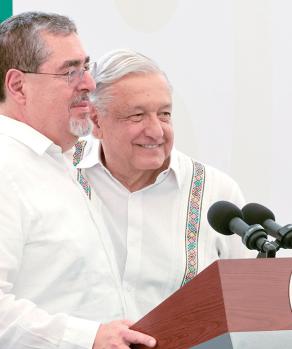 Andrés Manuel López Obrador y Bernardo Arévalo de León, ayer en conferencia.